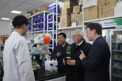 俄罗斯科学院通讯院士捷金访问东北农业大学